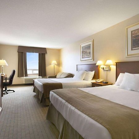 Days Inn By Wyndham Moose Jaw Exterior photo
